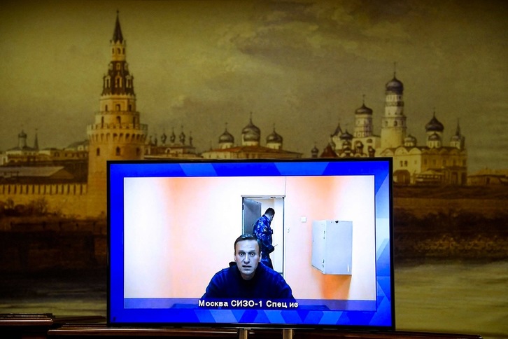 Alexei Navalny aparece en una pantalla declarando desde un centro de detención penal de Moscú durante una audiencia judicial el pasado 28 de enero. (Alexander NEMENOV | AFP)