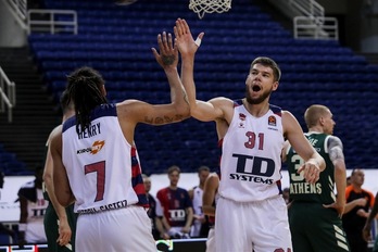 Giedriaits, exultante después de jugar ante Panathinaikos su mejor partido desde que recalara al Baskonia. 8EUROLEAGUE.NET)