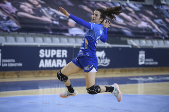 Mirene Moreno lanza a portería en un partido anterior (Jon URBE / FOKU)