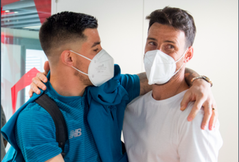 Yuri saluda a Aduriz a su llegada a Lezama.