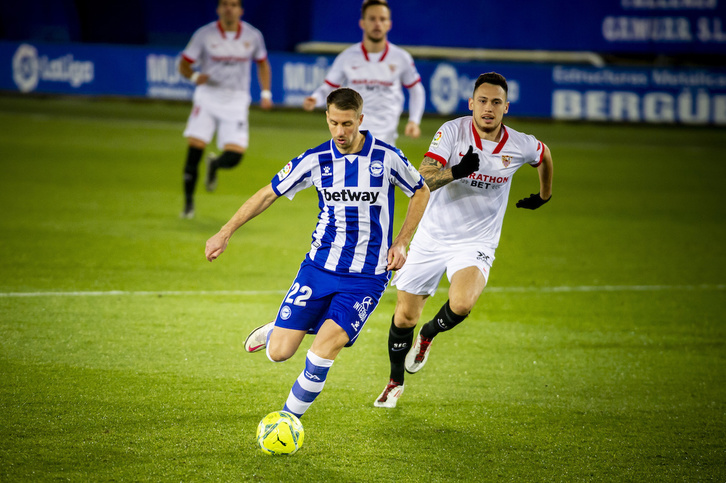 Florian Lejeune cede un balón atrás en el partido contra el Sevilla (Jaizki FONTANEDA / FOKU)