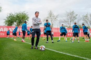 Marcelino al inicio del entrenamiento en Sevilla. (@AthleticClub)