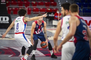 Luca Vildoza encara a Larkin. Si el argentino ha enviado el duelo a la prórroga, Larkin ha decidido el partido. (Jaizki FONTANEDA / FOKU)