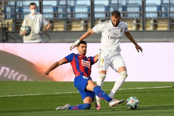 El Eibar ya jugó en Valdebebas la pasada temporada. En la imagen, Sergio y Vinicius en una acción de aquel encuentro. (Pierre-Philippe Marcou/AFP)