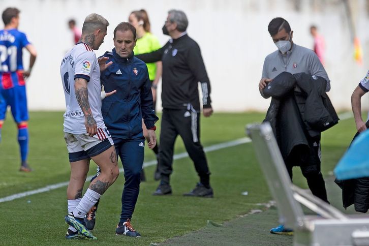 Jagoba Arrasate saluda a Chimy Ávila al término del amistoso disputado frente al Eibar. (@CAOsasuna)