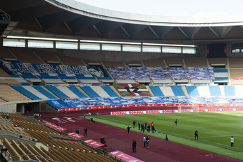 Aitor Zabaleta y el fondo que lleva su nombre son protagonistas en la zona de La Cartuja decorada por la Real.  (Monika DEL VALLE/FOKU)