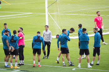 Marcelino García Toral junto a algunos jugadores antes de comenzar el último entrenamiento. (Monika DEL VALLE / FOKU)