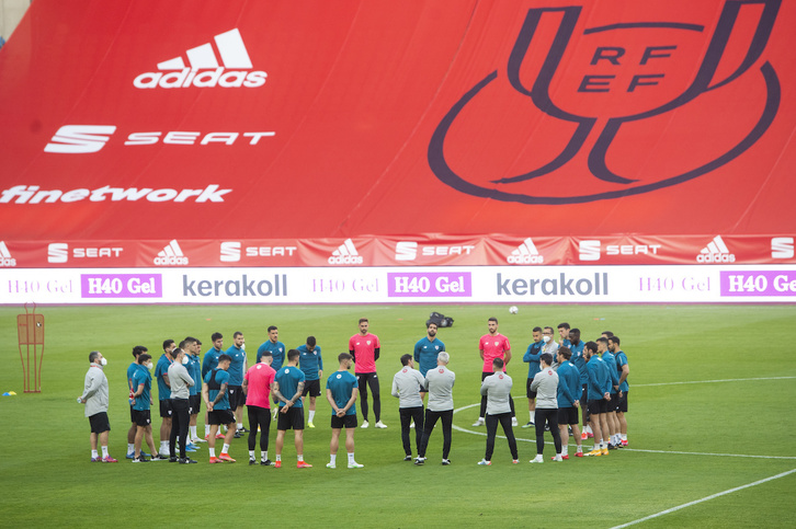 Jugadores del Athletic en el estadio de La Cartuja. (Monika DEL VALLE / FOKU)