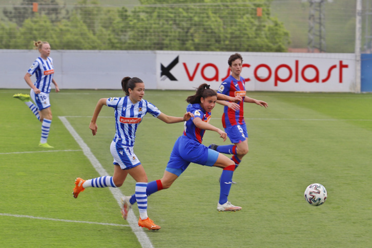 Amaiur y Jimena corren a por el balón. (Maialen ANDRÉS/FOKU)