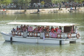 Aficionados del Athletic en el río Guadalquivir. (Monika DEL VALLE / FOKU)