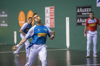 Jon Ander Peña, pilota astintzen Labriteko partidan (Gorka RUBIO / FOKU)