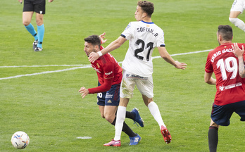 Calleri trata de escapar de Sofian Chakla. (Jagoba MANTEROLA / FOKU)