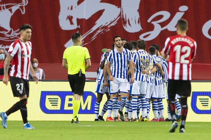 Los jugadores de la Real celebran el gol que les ha dado el título de Copa, con Merino, MVP del partido, en primer plano. (Monika DEL VALLE/FOKU)