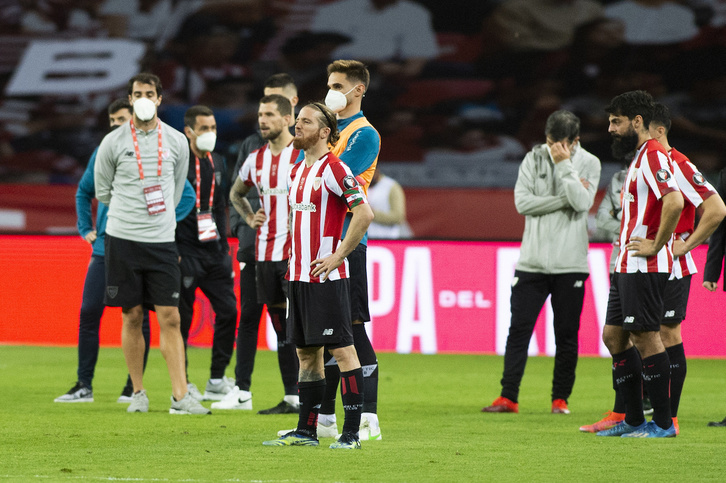 Jugadores del Athletic en el césped de La Cartuja tras perder la final. (Monika DEL VALLE / FOKU)