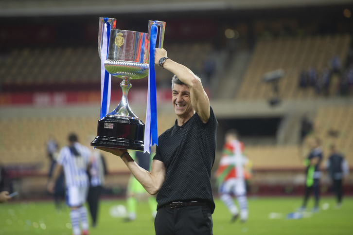 Imanol, feliz con el trofeo de Copa al término del partido. (Monika DEL VALLE/FOKU)