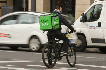 Un repartidor (rider) por las calles de Bilbo (foto: Oscar MATXIN EDESA | FOKU)
