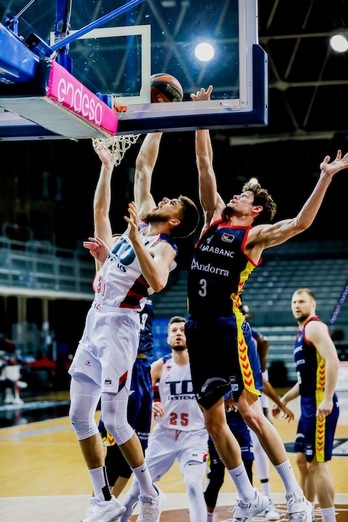 Giedriatis, Paulirekin borrokan, Saski Baskoniaren gidarietako bat izan da Andorran. (Albert MARTIN / ACB PHOTO)