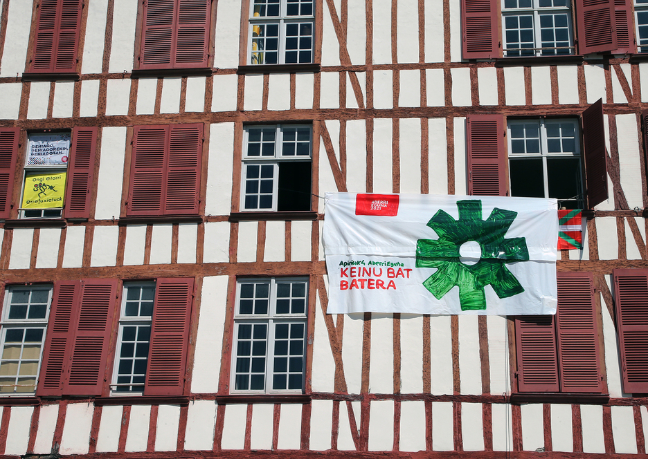 Baionako leihoak abertzaletasunaren egunerako apainduta. (Bob EDME)