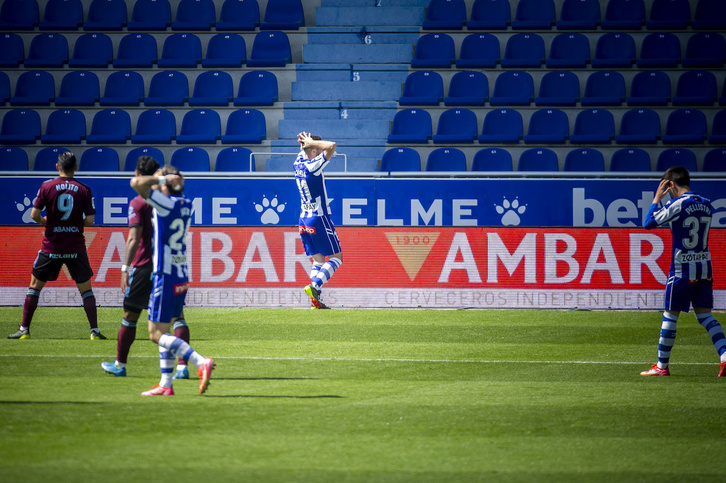 Los jugadores del Alavés lamentan un gol encajado. (Jaizki FONTANEDA / FOKU)