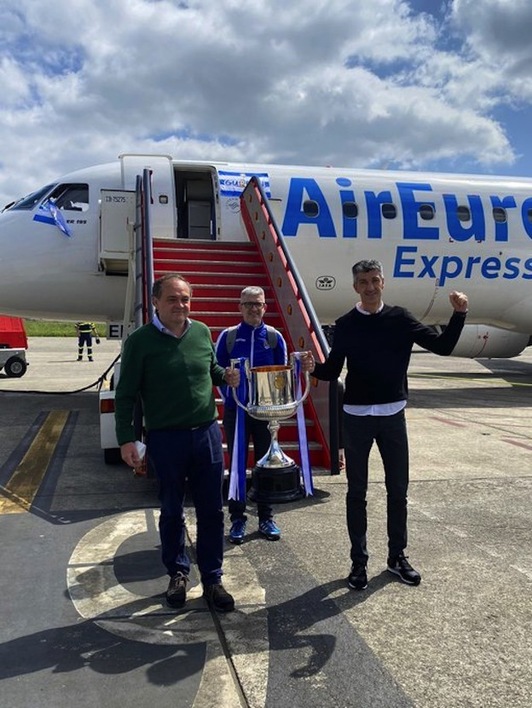Imanol Alguacil, Jokin Aperribay y Roberto Olabe posan con la Copa una vez aterrizados en Hondarribia. (REAL SOCIEDAD)