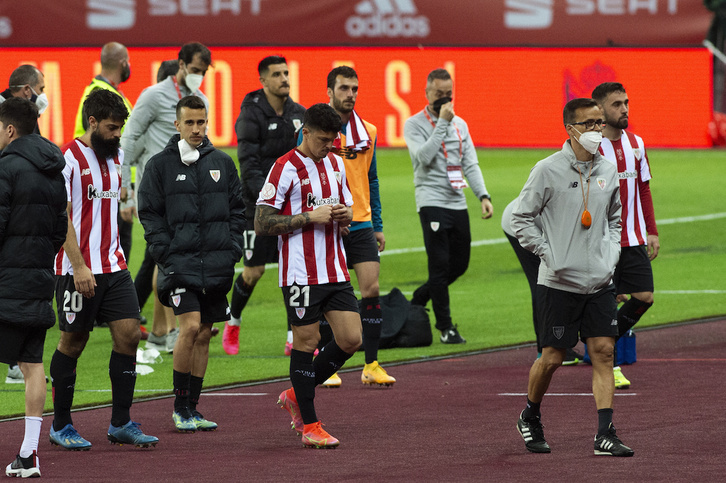Jugadores del Athetic desolados tras perder la final de Copa. (Monika DEL VALLE / FOKU)