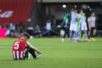 Jugadores del Athetic desolados tras perder la final de Copa. (Monika DEL VALLE / FOKU)
