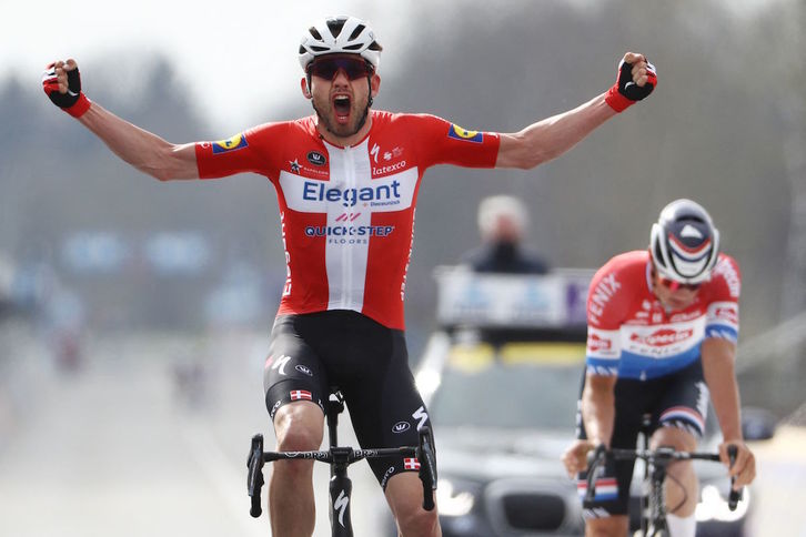 Kasper Asgreen celebra su triunfo ante Van der Poel (David PINTENS / AFP)