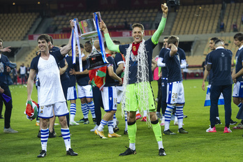 Elustondo y Remiro, con la Copa. (Monika DEL VALLE / FOKU)