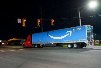 Un camión lleva un tráiler con el logotipo de Amazon Prime. (Patrick T. FALLON/AFP)
