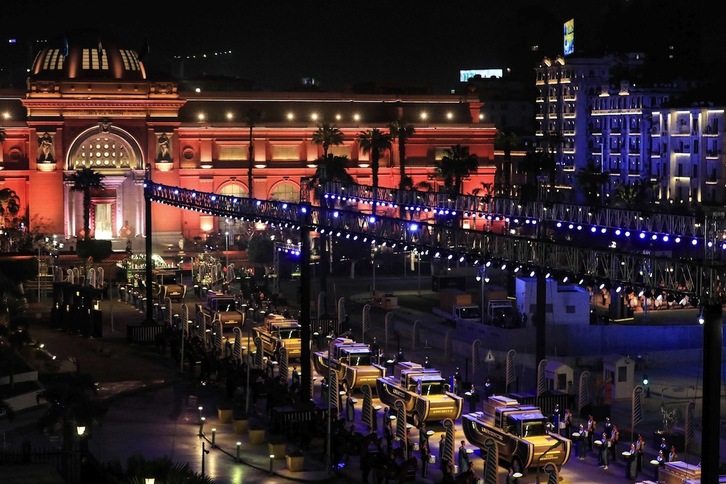 Imagen espectacular de la caravana de vehículos especiales en los que viajaban las momias. (Khaled DESOUKI / AFP) 