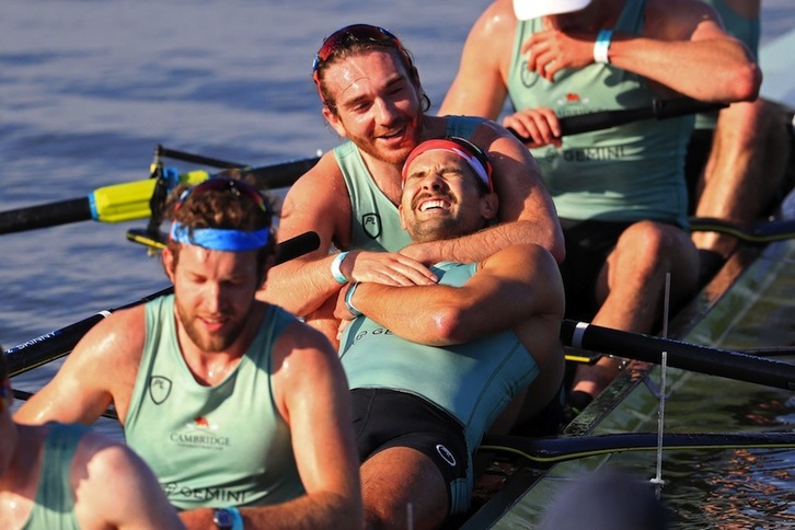 Cansancio y felicidad a partes iguales en la tripulación de Cambridge tras derrotar a Oxford por tercera edición seguida. (Mike EGERTON / AFP PHOTO)