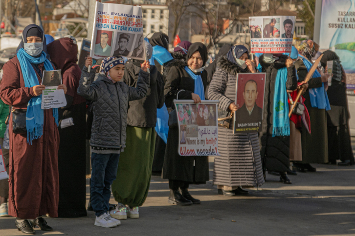 Integrantes de la diáspora uigur denuncian frente al consulado de China en Estambul la persecución que sufre su pueblo en Turquestán Oriental (Xinjiang). (Albert NAYA MERCADAL)