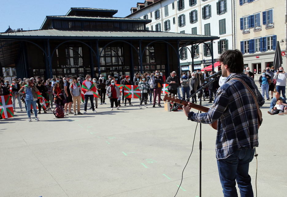 Eneko Lamothe, à la guitare pour l'Aberri Eguna 2021 à Bayonne. © Bob Edme
