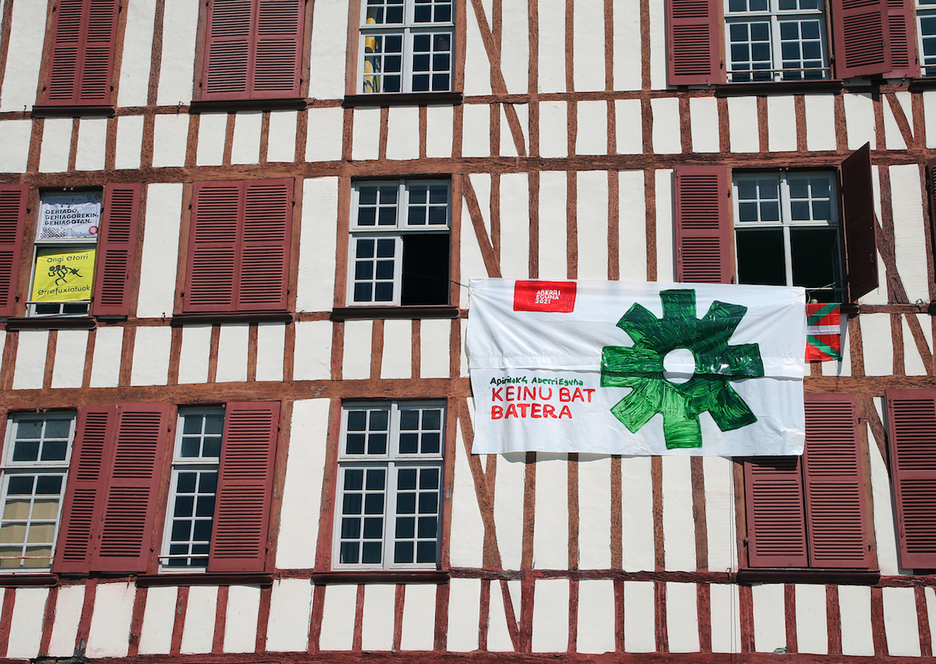 Les messages en faveur du Pays Basque et l'ikurriña étaient présents en ce jour symbolique. © Bob Edme
