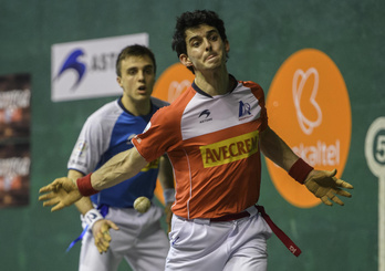 Altuna III.a, pilota astintzeko prest finalerdietako ligaxkarako sailkatuta dagoen Peña II.aren aurrean. (Jon URBE/FOKU)