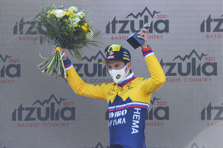 Primoz Roglic, en el podio como primer vencedor de la Itzulia 2021. (Marisol RAMÍREZ/FOKU)