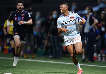 El labortano Teddy Thomas sonríe tras eludir a la defensa de Edimburgo para anotar uno de sus dos ensayos. (FRANCK FIFE / AFP) 