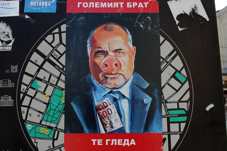 Propaganda satírica contra Boyko Borissov relacionada con los fajos de billetes de 500 euros que tenía en su habitación. (Miguel FERNÁNDEZ IBÁÑEZ)