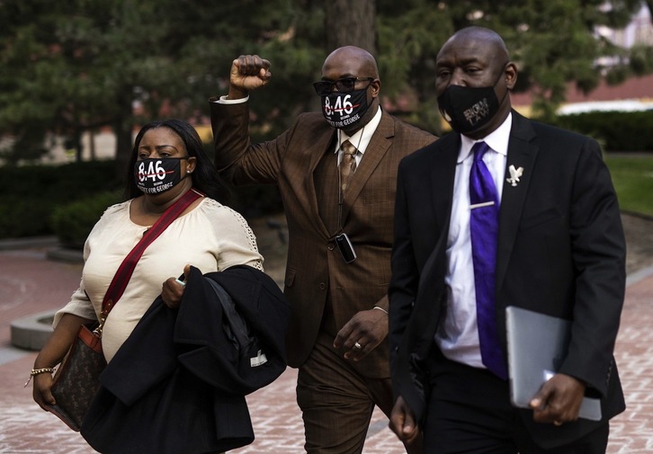 Familiares de George Floyd se dirigen al juzgado donde está teniendo lugar la vista por la muerte del afroamericano a manos de la Policía. (Stephen MATURE/AFP)