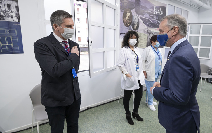 El lehendakari ha cursado una visita al nuevo centro de salud de Irala. (IREKIA)