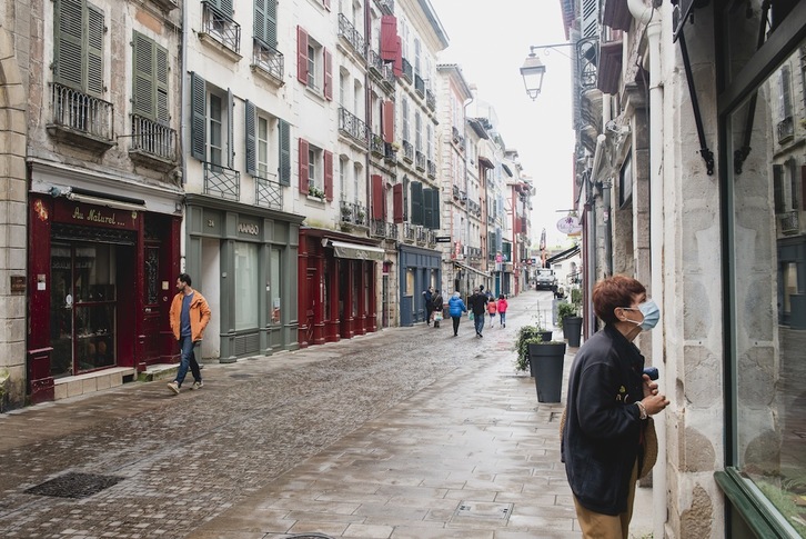 Baionako kaleetan ere denda anitz itxiak dira neurri berrien ondorioz. (Guillaume FAUVEAU)