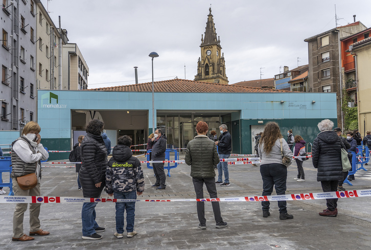 Cola en Errenteria, donde hoy se ha iniciado un cribado masivo. (Andoni CANELLADA/FOKU)