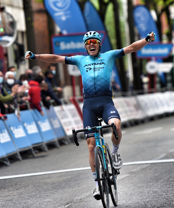 Álex Aranburu celebra la victoria más importante de su carrera en Sestao. (Marisol RAMÍREZ/FOKU)
