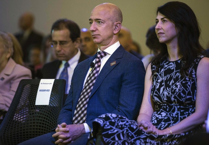 Jeff Bezos junto a su exmujer MacKenzie Scott, primera y vigesimosegunda mayores fortunas del mundo según Forbes. (Mandel NGAN/AFP)