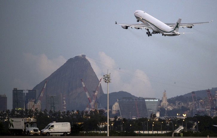 Hegazkin bat aireratzen Rio de Janeiroko Galeao Nazioarteko Aireportuan. (Mauro PIMENTEL | AFP)