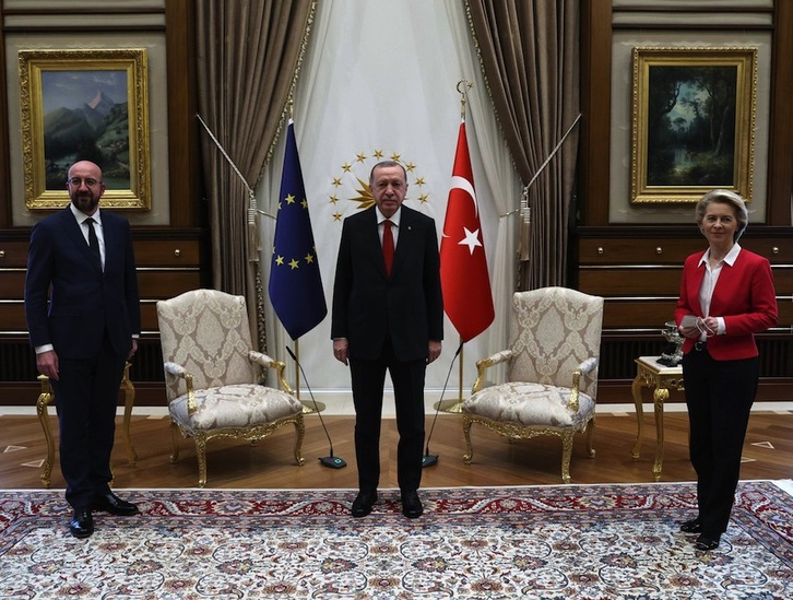 Michel, Erdogan y Von der Leyen antes de la reunión. No era «el juego de la silla», sino peor. (AFP)