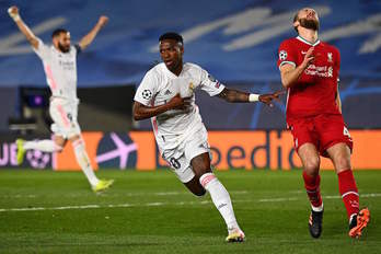 Vinicius corre a celebrar uno de los dos goles que le ha marcado al Liverpool. (Gabriel BOUYS/AFP)