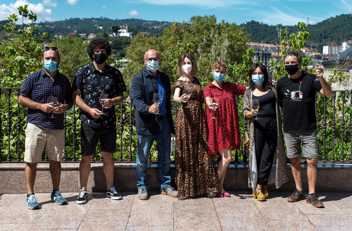 El director y el reparto brindando con vino de las denominaciones de origen de Ourense. (NAIZ)