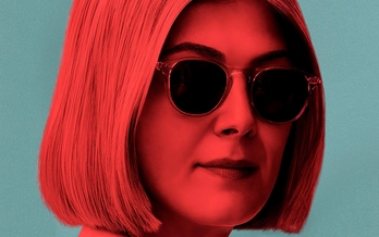 Rosamund Pike encarna a una desalmada estafadora que arruina a personas mayores. (NAIZ)