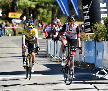 Pogacar se ha impuesto a Roglic en la meta de Ermualde y le ha descontado cuatro segundos de bonificación. (Marisol RAMÍREZ /FOKU)